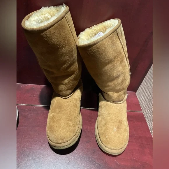 UGGs - Picture 1 of 3